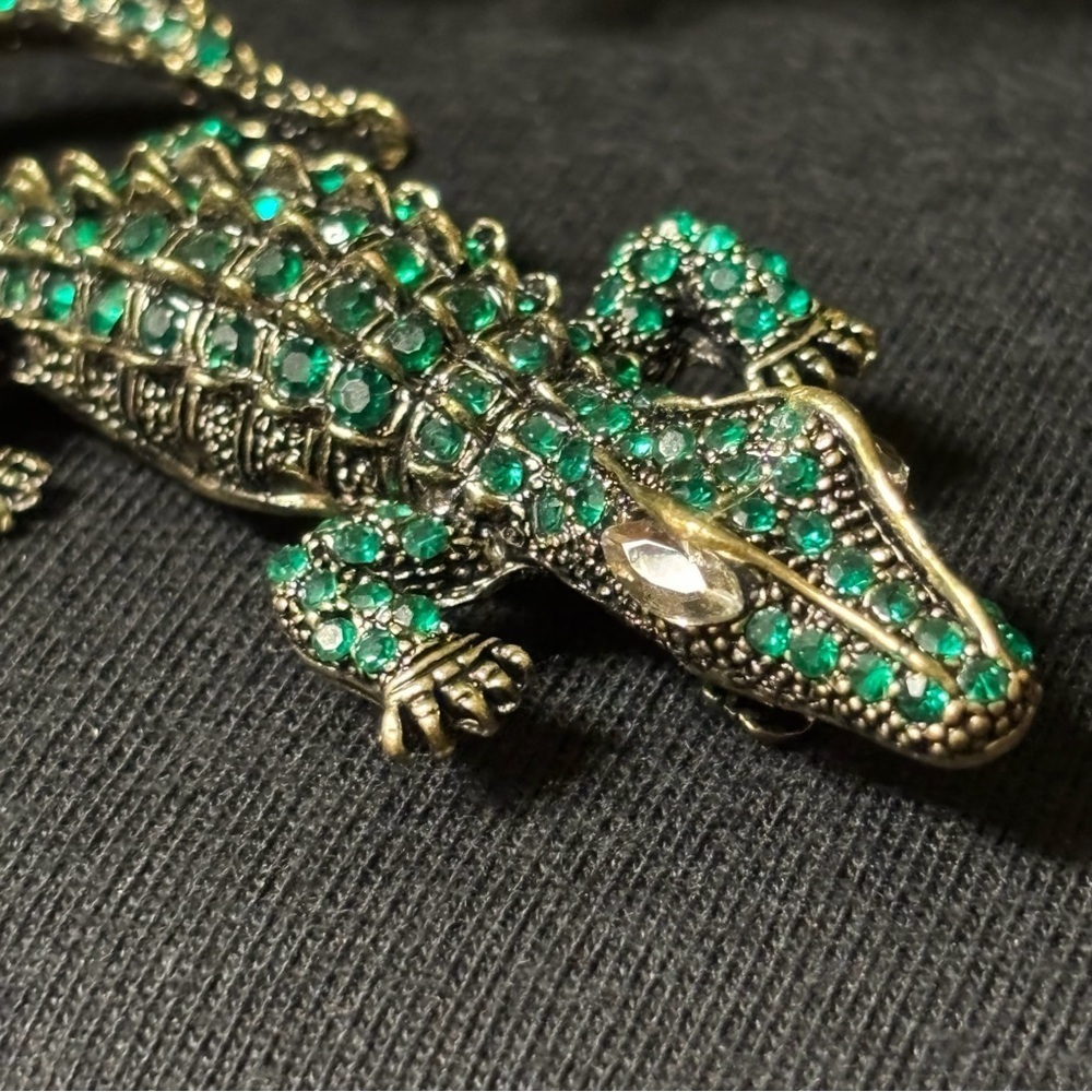 ALLIGATOR CROCODILE
BROOCH GREEN CRYSTAL
GLASS RHINESTONE GOLDTONE METAL - Picture 3 of 6